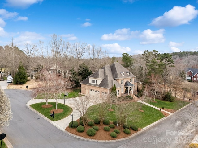 view of front facade featuring a garage, a front lawn, and driveway