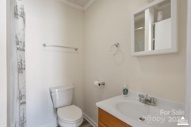 full bath with a shower with shower curtain, vanity, and toilet