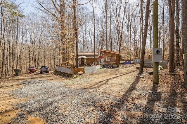 view of front of property featuring driveway