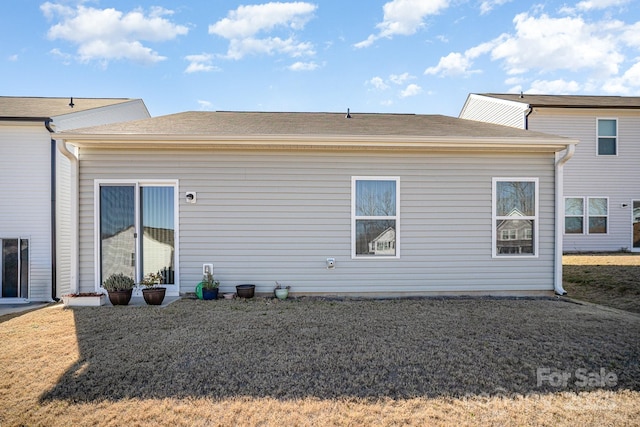 back of house featuring a yard