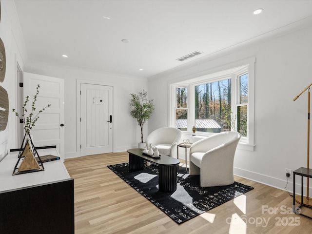 dining space featuring recessed lighting, visible vents, light wood finished floors, and baseboards