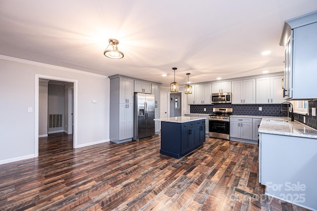 kitchen with dark wood-style flooring, a sink, stainless steel appliances, tasteful backsplash, and a center island