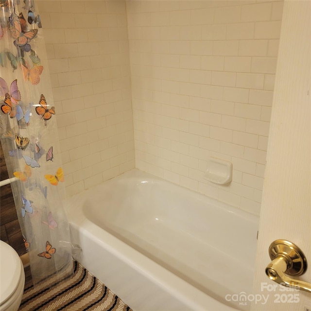 full bath featuring shower / bath combo with shower curtain and toilet