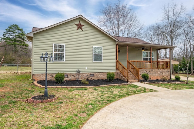 view of front of home featuring a front yard, fence, a ceiling fan, covered porch, and crawl space