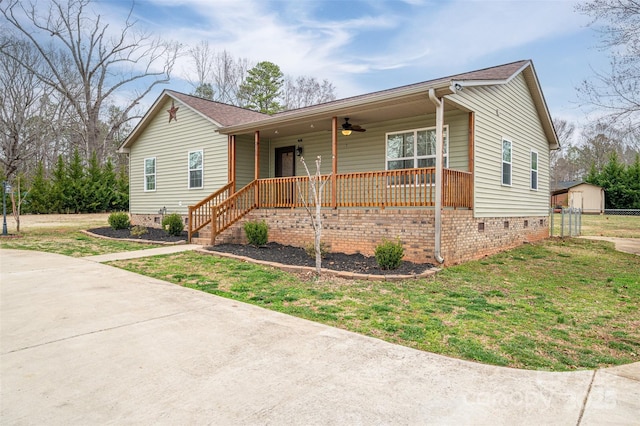 single story home featuring a front yard, fence, a ceiling fan, covered porch, and crawl space