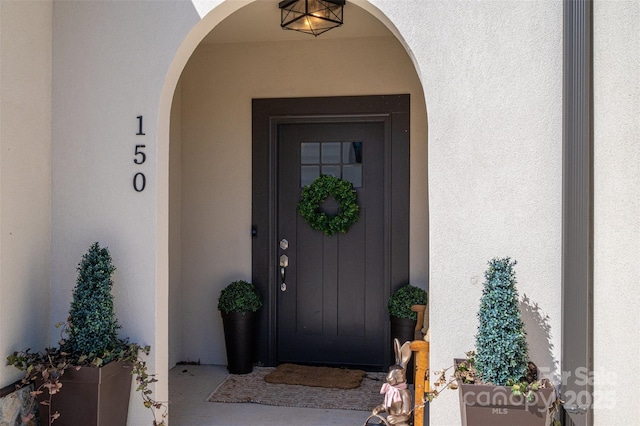 view of exterior entry with stucco siding