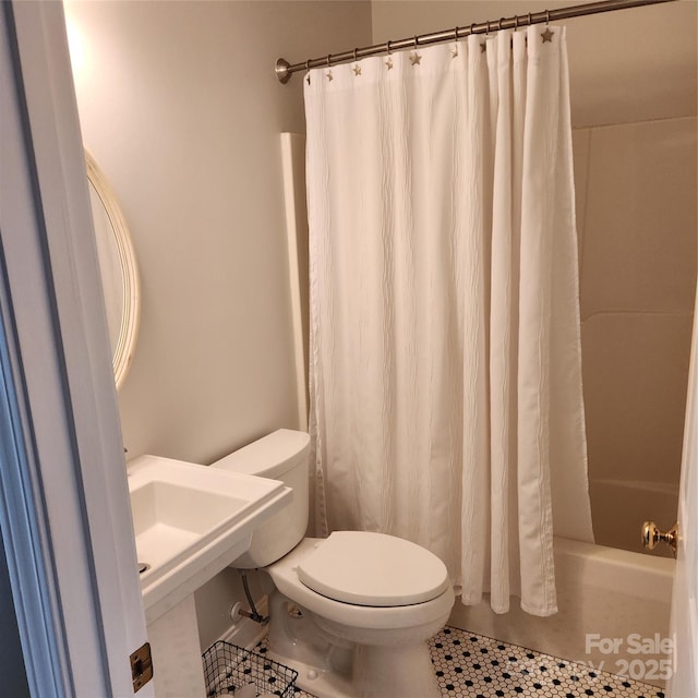 full bathroom featuring tile patterned flooring, toilet, and shower / tub combo with curtain