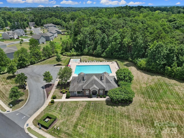 bird's eye view featuring a wooded view