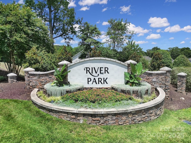 community sign with a yard