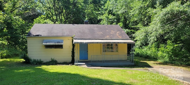 819 Circle Vw, Gastonia, NC 28054 - view of front of property with covered porch and a front lawn