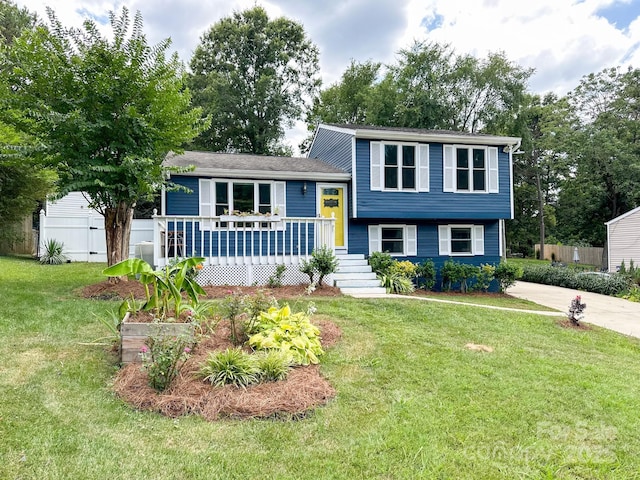 7812 Highbanks Ct, Charlotte, NC 28212 - split level home featuring a front lawn and fence