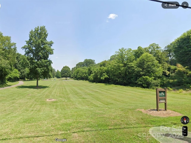 view of property's community featuring a lawn