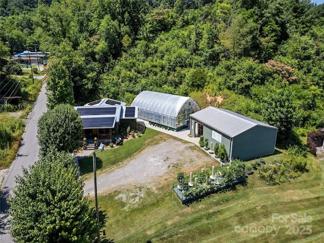 bird's eye view featuring a wooded view