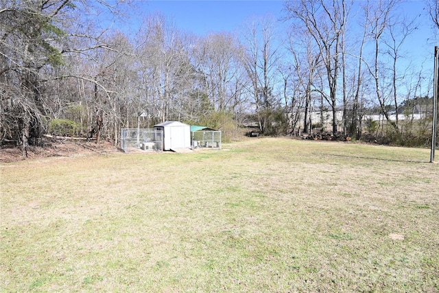 view of yard featuring an outbuilding