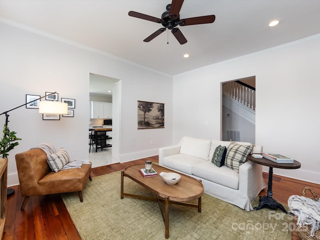 living room with visible vents, wood finished floors, and baseboards