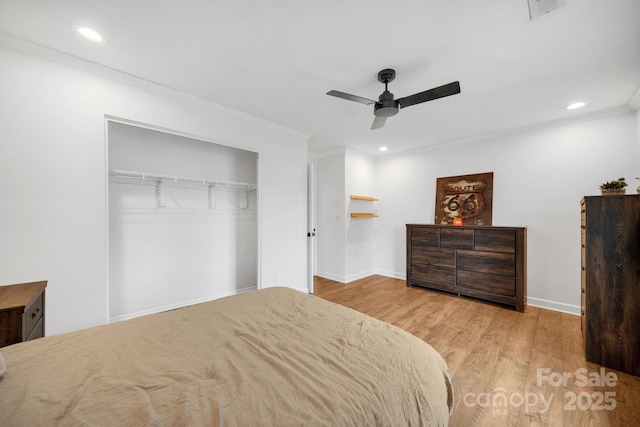 bedroom featuring visible vents, ornamental molding, recessed lighting, wood finished floors, and a closet