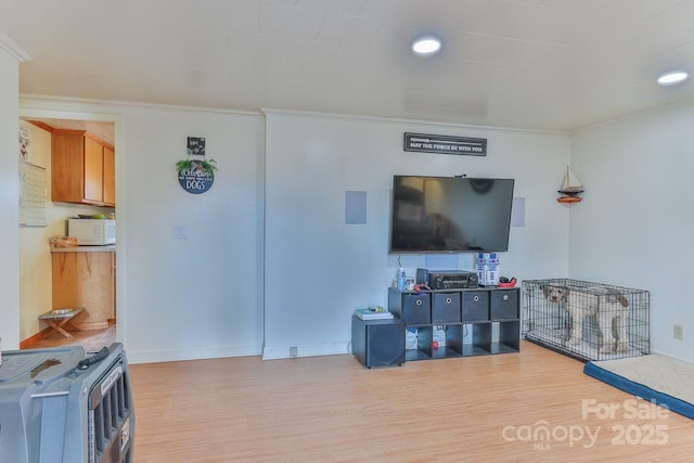 living area featuring recessed lighting, light wood-type flooring, baseboards, and ornamental molding