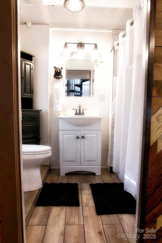 151 Pinewood Dr, Murphy, NC 28906 - bathroom featuring vanity, curtained shower, toilet, and wood finished floors