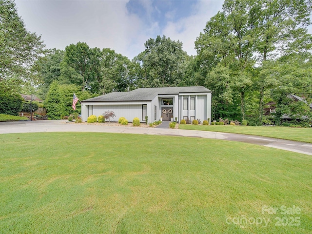 view of front of house featuring a front yard