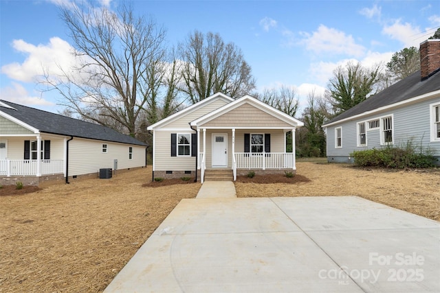 view of front facade featuring crawl space and a porch