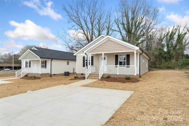 bungalow with crawl space and a porch