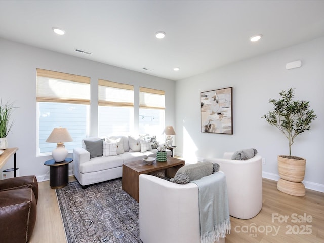 living room featuring visible vents, recessed lighting, baseboards, and wood finished floors