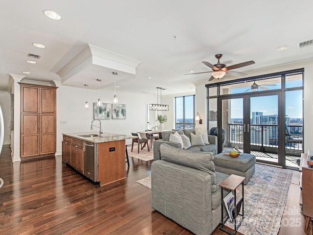 living room featuring visible vents, dark wood-type flooring, a city view, recessed lighting, and ceiling fan