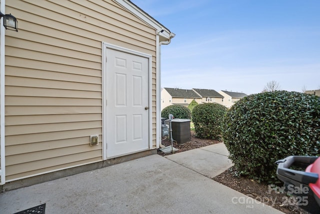 entrance to property featuring a patio area