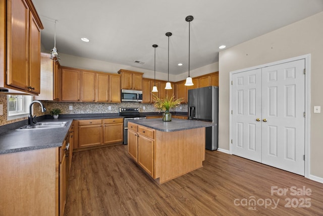 252 Legend Dr, Rock Hill, SC 29732 - kitchen with stainless steel appliances, a sink, dark countertops, dark wood-style floors, and recessed lighting