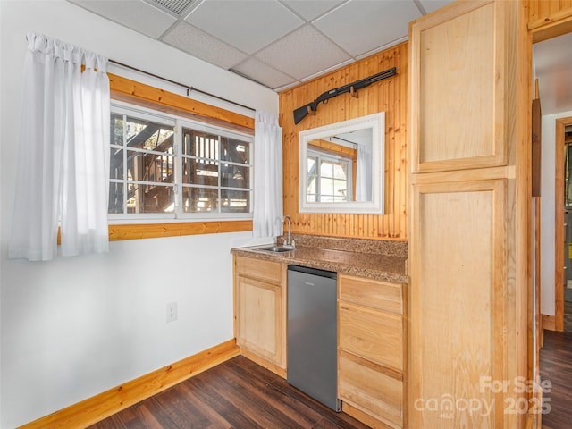 bar with indoor wet bar, baseboards, dark wood-style floors, dishwashing machine, and a sink