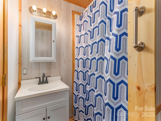 full bathroom featuring curtained shower and vanity