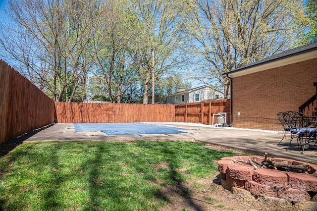 view of yard featuring a patio, fence private yard, and an outdoor fire pit