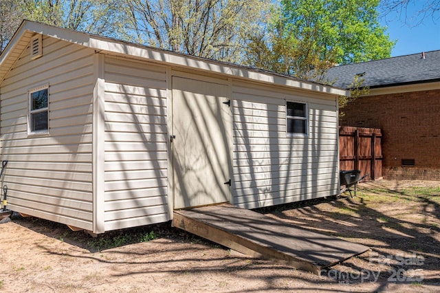 view of outdoor structure with an outbuilding