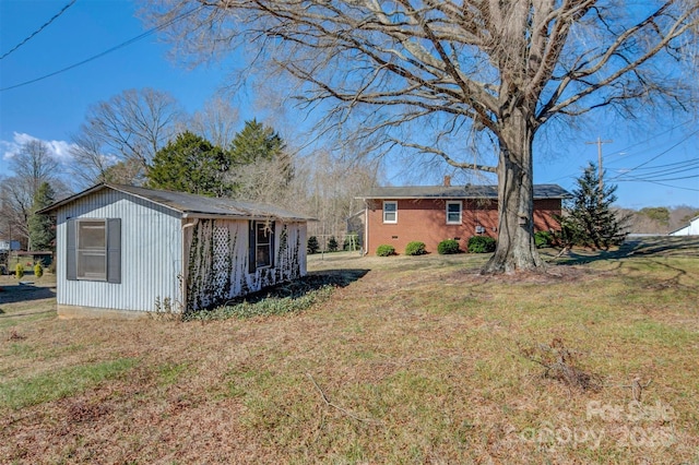 view of yard with an outbuilding