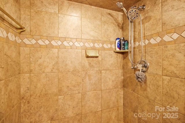 room details featuring tiled shower