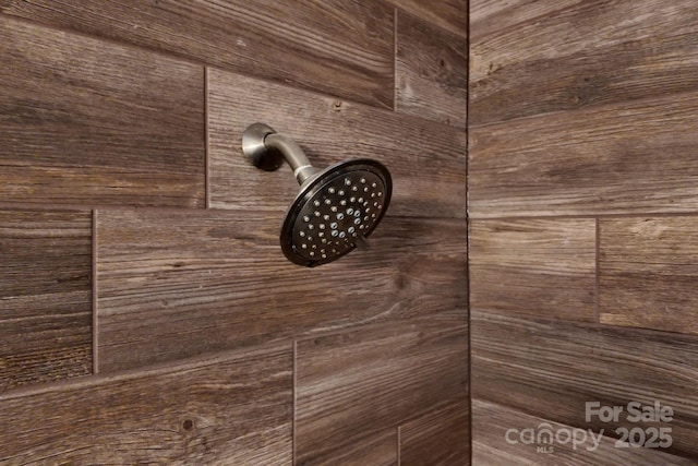 room details featuring tiled shower