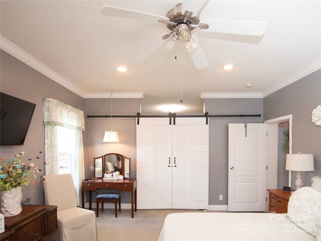 carpeted bedroom with recessed lighting, crown molding, a barn door, and ceiling fan