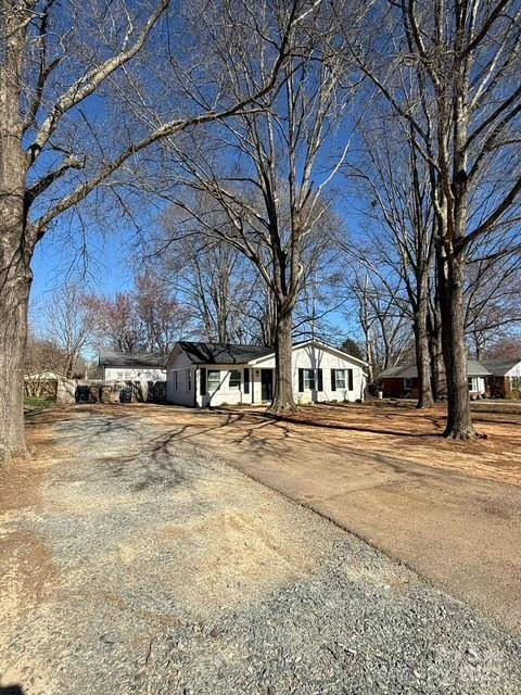 view of front of property with a carport and driveway