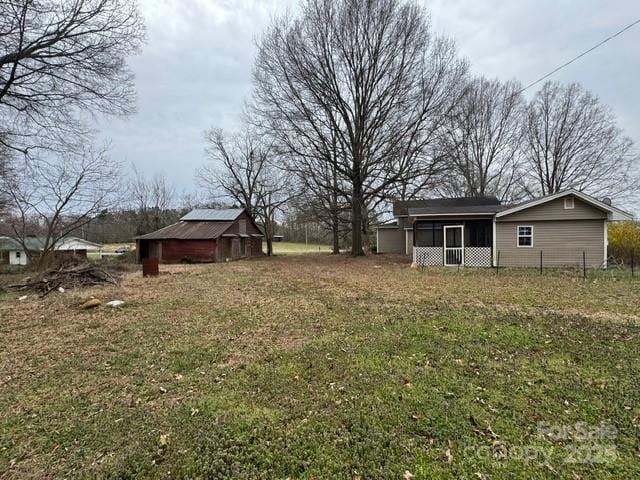 view of yard with an outbuilding