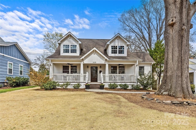 view of front of home featuring a porch, a ceiling fan, a front yard, and roof with shingles