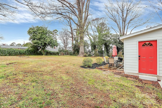 view of yard featuring an outdoor structure