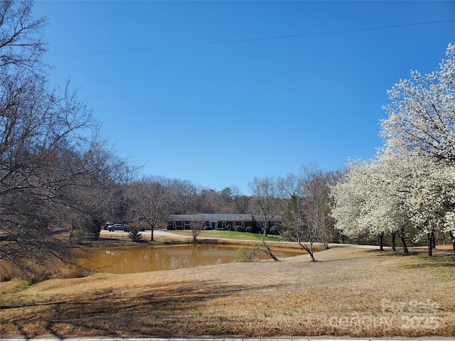 view of yard featuring a water view