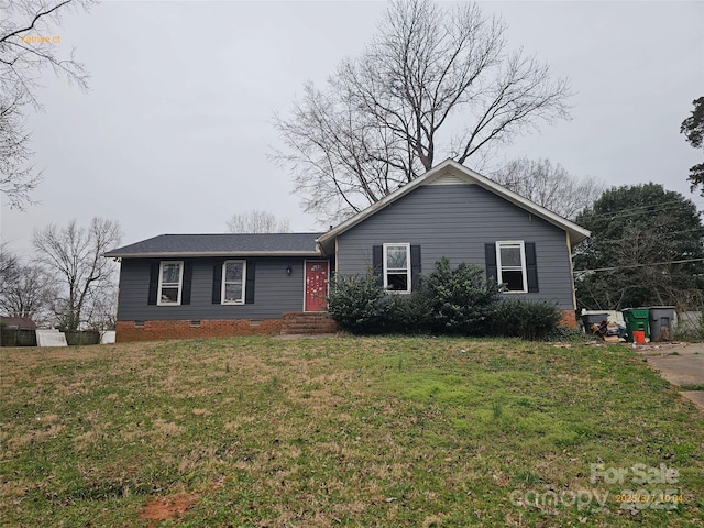 ranch-style house featuring crawl space and a front lawn