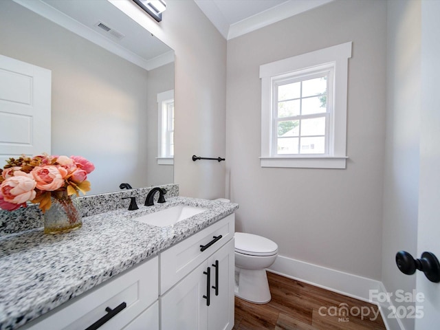 bathroom featuring visible vents, plenty of natural light, toilet, and baseboards