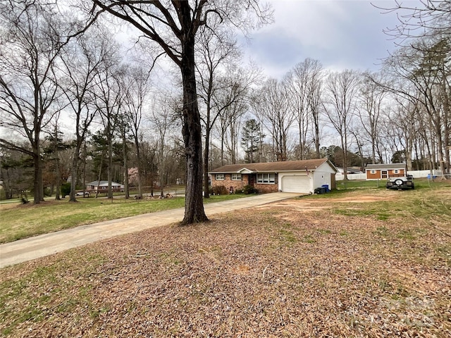 view of front of house featuring a garage, driveway, and a front yard