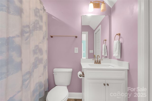 bathroom featuring a shower with curtain, baseboards, toilet, and vanity