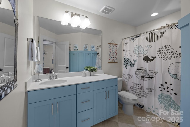 full bath with vanity, a shower with shower curtain, toilet, and visible vents