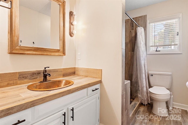 full bathroom featuring vanity, toilet, wood finished floors, a shower with shower curtain, and baseboards