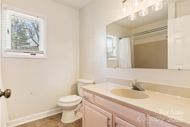 full bath featuring toilet, vanity, baseboards, and a shower with curtain
