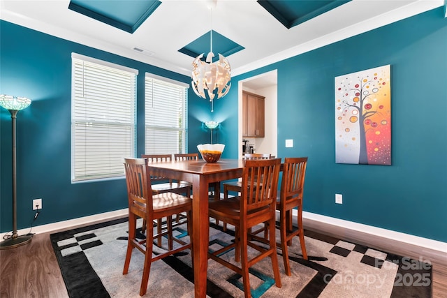 dining space featuring visible vents, an inviting chandelier, baseboards, and wood finished floors